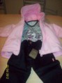 Campera forrada polar, remera de algodon, y pantalon chupin rasado